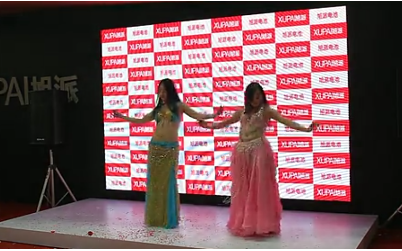 旭派電池2014臺(tái)州展會(huì)苗條美女肚皮舞表演